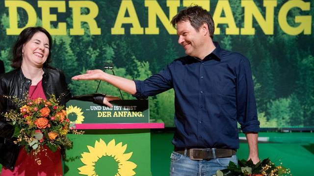 Die neuen Bundesvorsitzenden Robert Habeck und Annalena Baerbock freuen sich am 27.01.2018 über ihre Wahl bei einer außerordentlichen Bundesdelegiertenkonferenz von Bündnis 90/Die Grünen.