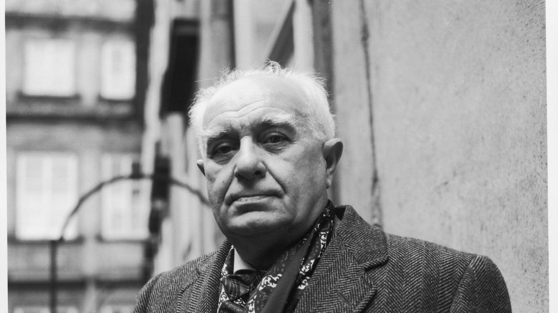 eine Schwarzweiss-Photographie von 1968 zeigt Johannes Urzidil, tschechischer Schriftsteller, in schwarzem Wollmantel in der Prager Altstadt. Johannes Urzidil, tschechischer Schriftsteller. Photographie. 1968 |