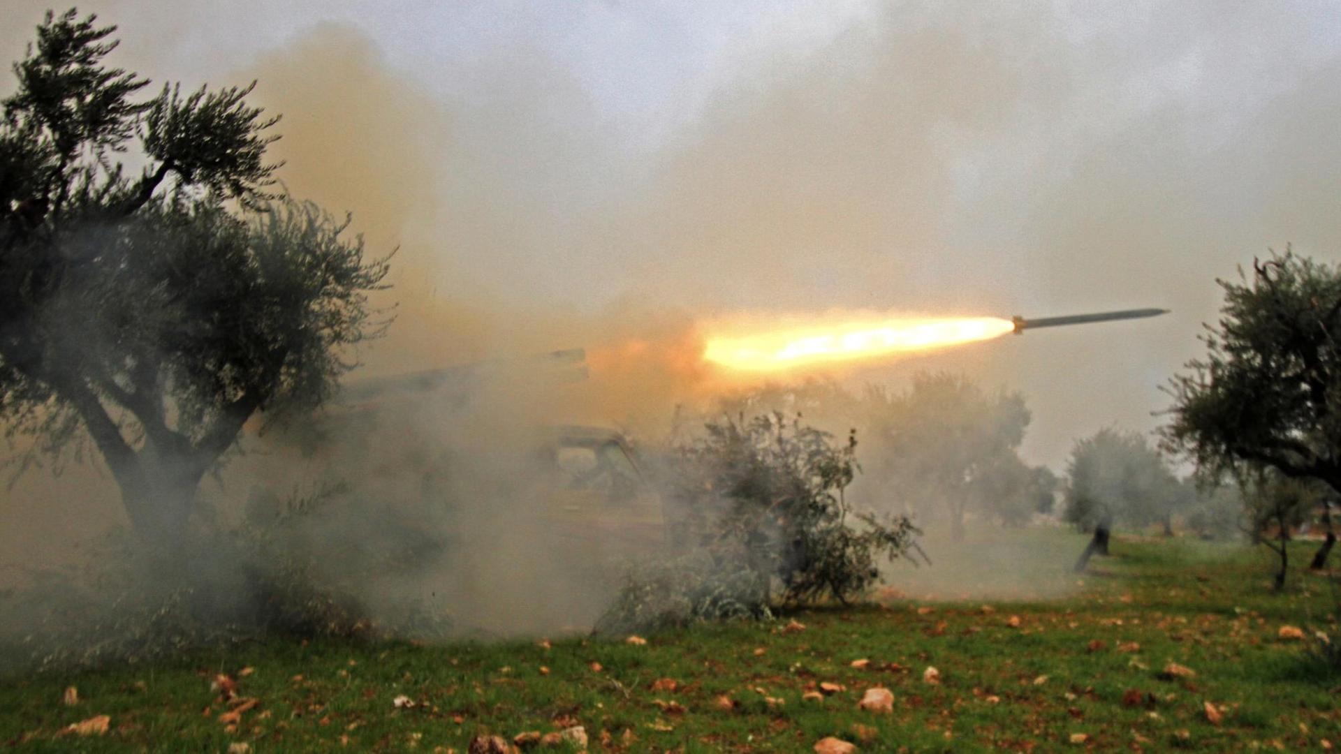 Zu sehen eine startende Militär-Rakete mit Feuerschweif. Zu sehen eine startende Militär-Rakete mit Feuerschweif.
