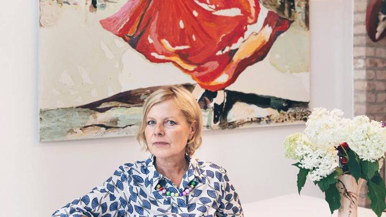 Cornelia Schleime, am Tisch sitzend. Cornelia Schleime, am Tisch sitzend.