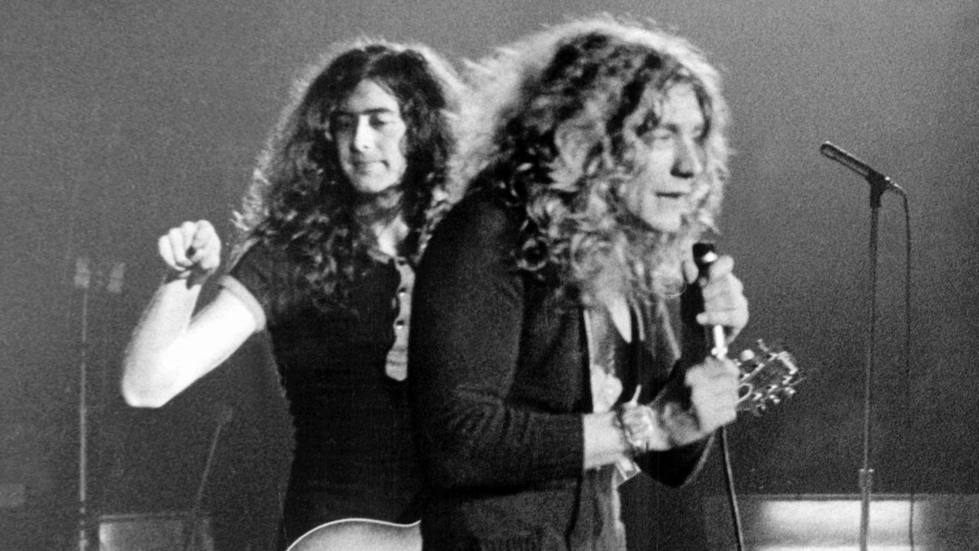 Leadsänger Robert Plant (r.) und Gitarrist Jimmy Page bei einem Auftritt im März 1970 in München. Leadsänger Robert Plant (r.) und Gitarrist Jimmy Page bei einem Auftritt im März 1970 in München.