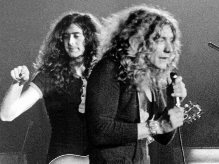 Leadsänger Robert Plant (r.) und Gitarrist Jimmy Page bei einem Auftritt im März 1970 in München.