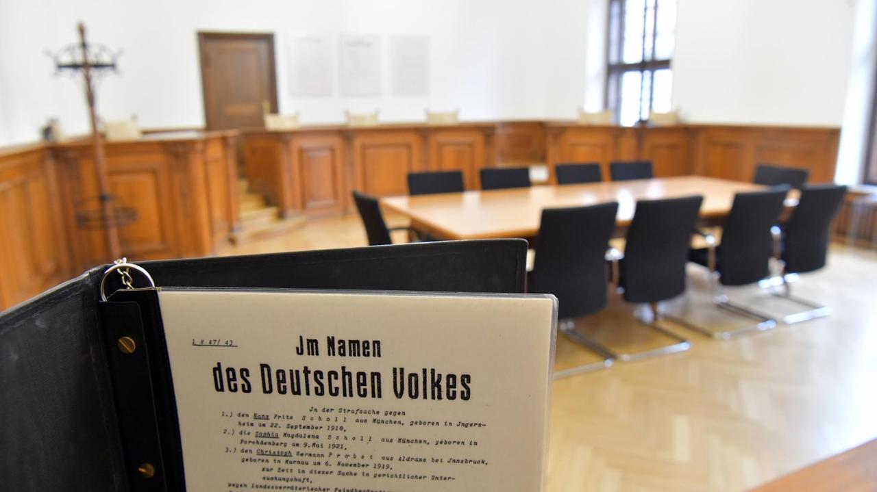 Der Sitzungssaal 216 (heute 253) im Justizpalast in der Prielmayerstrasse 7 in München (Bayern), aufgenommen am 21.12.2017. In dem nahezu vollständig erhaltenen Raum mit dem Titel "Weiße Rose Saal" fand am 19. April 1943 der zweite Prozess gegen 14 Angeklagte der Widerstandsgruppe Weiße Rose statt.