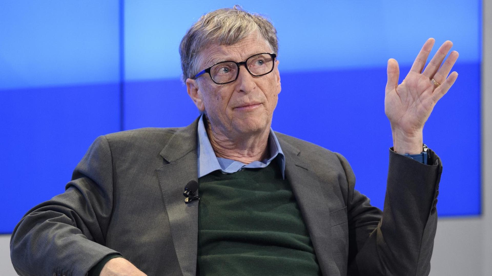Bill Gates, Co-Vorsitzender der Bill & Melinda Gates Stiftung und Mitgründer der Firma Microsoft, nimmt am 25.01.2018 an der jährlichen Tagung des Weltwirtschaftsforums (WEF) in Davos (Schweiz) teil. In dem Schweizer Alpenort diskutieren noch bis zu diesem Freitag mehr als 3000 Teilnehmer aus Wirtschaft, Politik und Zivilgesellschaft unter dem Motto «Für eine gemeinsame Zukunft in einer zerrütteten Welt». Bill Gates, Co-Vorsitzender der Bill & Melinda Gates Stiftung und Mitgründer der Firma Microsoft, nimmt am 25.01.2018 an der jährlichen Tagung des Weltwirtschaftsforums (WEF) in Davos (Schweiz) teil. In dem Schweizer Alpenort diskutieren noch bis zu diesem Freitag mehr als 3000 Teilnehmer aus Wirtschaft, Politik und Zivilgesellschaft unter dem Motto «Für eine gemeinsame Zukunft in einer zerrütteten Welt».