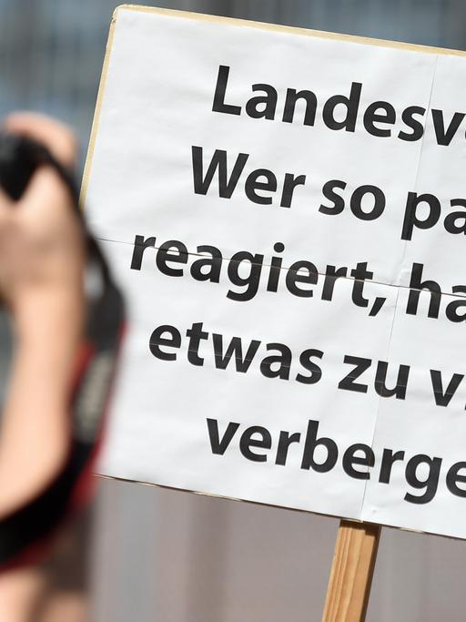 Ein Teilnehmer einer Demonstration von Unterstützern des Internetportals "netzpolitik.org" hält in Berlin bei der Demonstration ein Schild "Landesverrat? Wer so panisch reagiert, hat wohl etwas zu viel zu verbergen!" in der Hand.