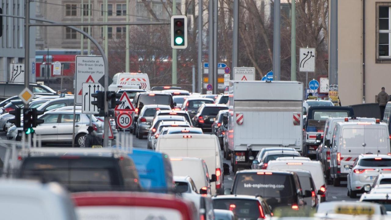 Dicht an dicht stehen Fahrzeuge auf einer Straße in Berlin. Dicht an dicht stehen Fahrzeuge auf einer Straße in Berlin.