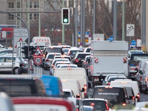 Dicht an dicht stehen Fahrzeuge auf einer Straße in Berlin.