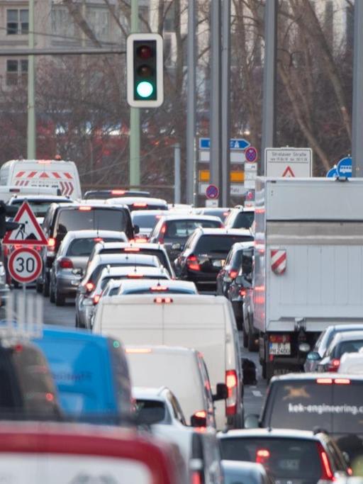Dicht an dicht stehen Fahrzeuge auf einer Straße in Berlin.