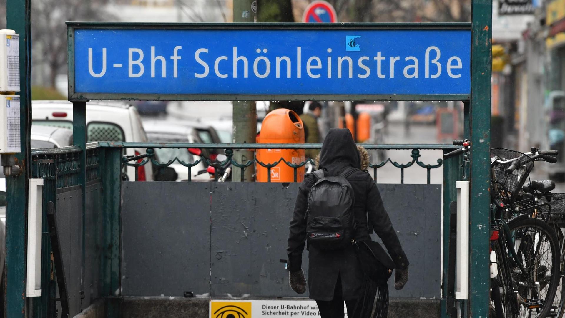 Eine Frau geht in Berlin zur U-Bahnstation Schönleinstraße. Eine Frau geht in Berlin zur U-Bahnstation Schönleinstraße.