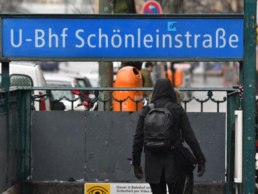Eine Frau geht in Berlin zur U-Bahnstation Schönleinstraße.