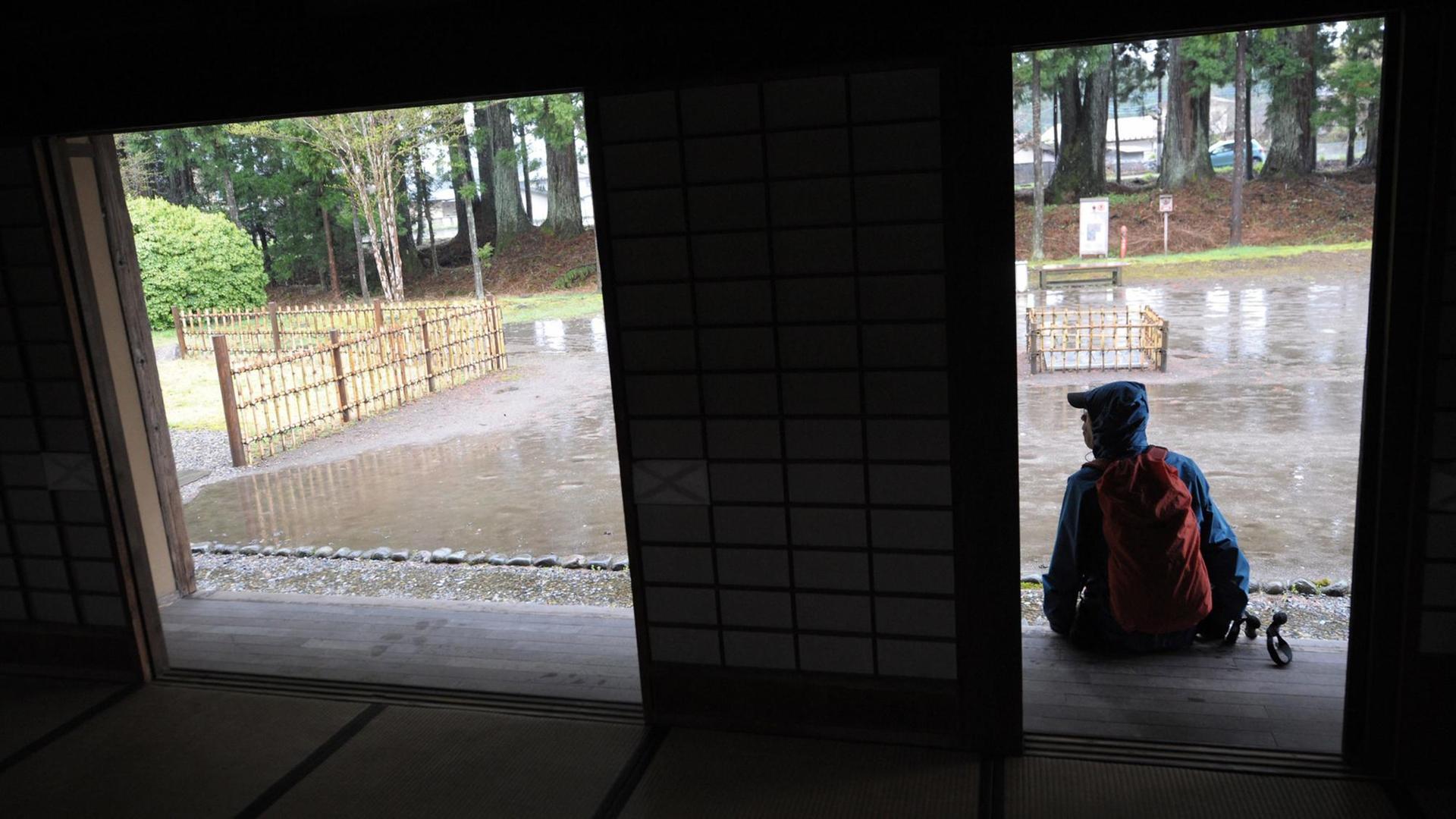 Ein Hikikomori, ein junger Japaner, der seit Monaten in sozialer Isolation gelebt hat, rastet im Jahr 2010 auf einer Pilgertour zur Tempelstadt Nikko, die er mit Seinesgleichen unter Anleitung des Performers Yasuda unternimmt. Viele der Hikikomori – manche Forscher schätzen ihre Zahl damals auf eine Million – begannen ihre Isolation, als sie aus dem hochkompetitiven Schulsystem rutschten. Meist sind es männliche Jugendliche – genannt wurde hier die Zahl von 20 Prozent aller heranwachsenden männlichen Japaner. Ein Hikikomori, ein junger Japaner, der seit Monaten in sozialer Isolation gelebt hat, rastet im Jahr 2010 auf einer Pilgertour zur Tempelstadt Nikko, die er mit Seinesgleichen unter Anleitung des Performers Yasuda unternimmt. Viele der Hikikomori – manche Forscher schätzen ihre Zahl damals auf eine Million – begannen ihre Isolation, als sie aus dem hochkompetitiven Schulsystem rutschten. Meist sind es männliche Jugendliche – genannt wurde hier die Zahl von 20 Prozent aller heranwachsenden männlichen Japaner.