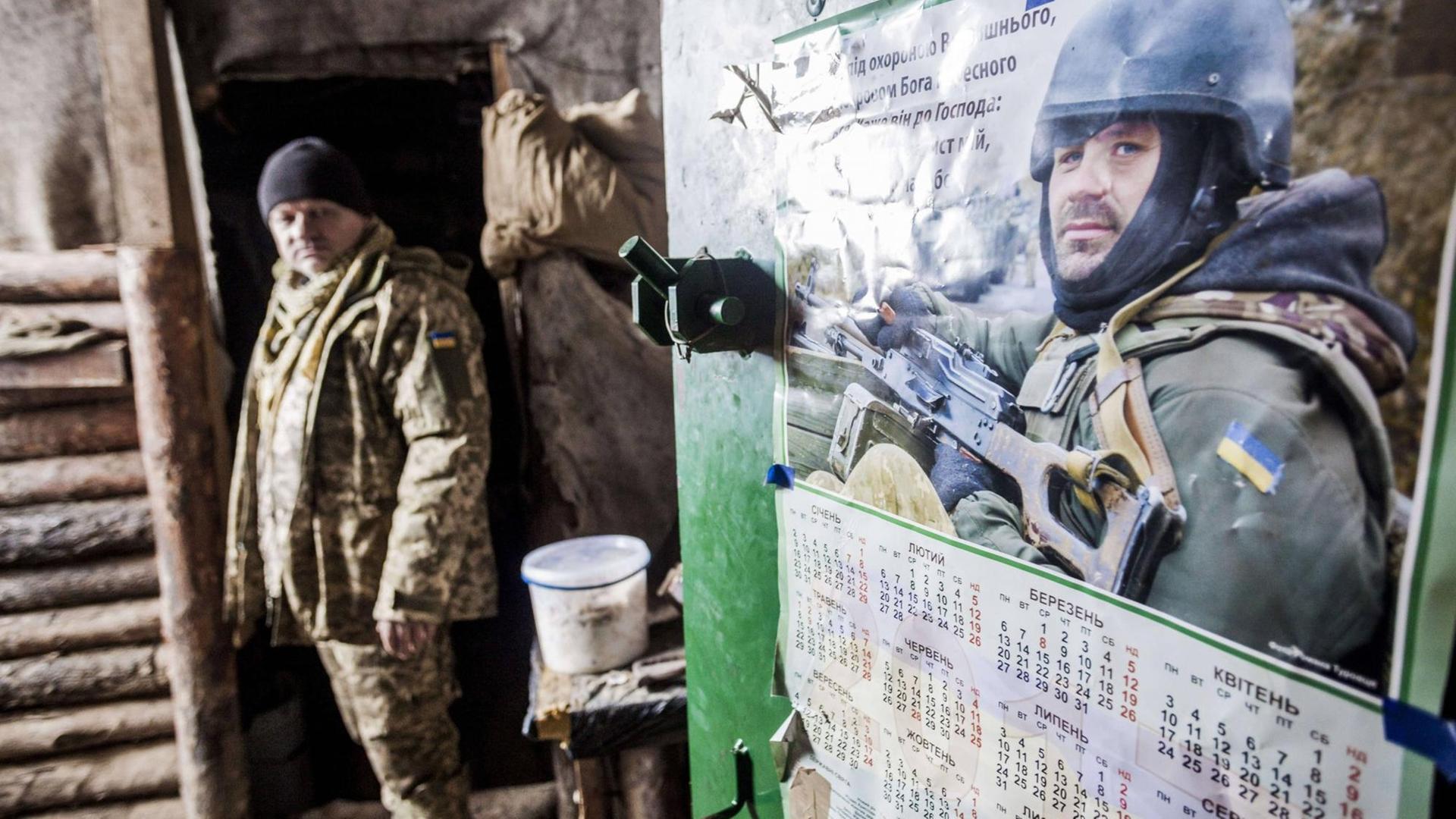 Ein Soldat der ukrainischen Armee im Ort Troitske im Donezbecken nahe der Frontlinie des Ostukraine-Kriegs.