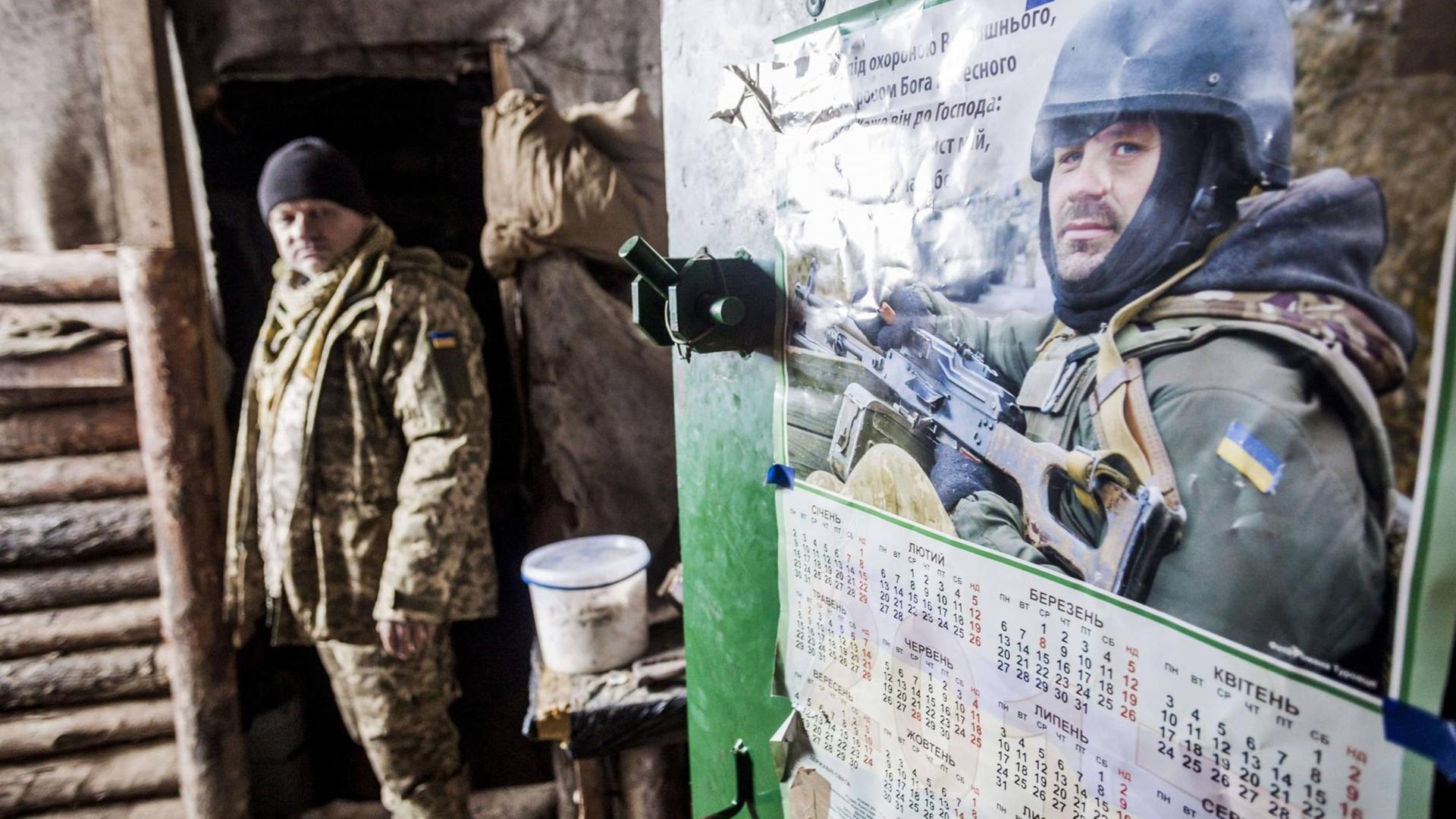Ein Soldat der ukrainischen Armee im Ort Troitske im Donezbecken nahe der Frontlinie des Ostukraine-Kriegs. Ein Soldat der ukrainischen Armee im Ort Troitske im Donezbecken nahe der Frontlinie des Ostukraine-Kriegs.