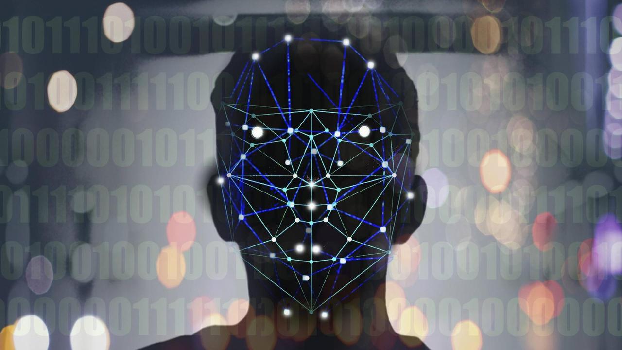 Ein Gesicht wird mit symmetrischen Linie und Punkten vermessen, im Hintergrund ist Computercode zu sehen Ein Gesicht wird mit symmetrischen Linie und Punkten vermessen, im Hintergrund ist Computercode zu sehen