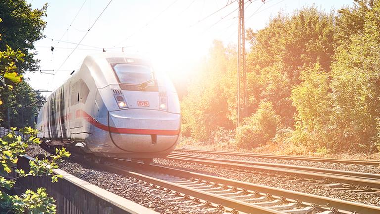 Fahrender entgegenkommender ICE 4 der Deutschen Bahn auf der Strecke von Hannover nach Hamburg, Aufnahme im Gegenlicht Reisezug
