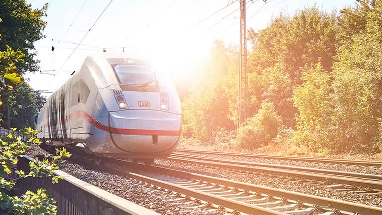 Fahrender entgegenkommender ICE 4 der Deutschen Bahn auf der Strecke von Hannover nach Hamburg, Aufnahme im Gegenlicht Reisezug Fahrender entgegenkommender ICE 4 der Deutschen Bahn auf der Strecke von Hannover nach Hamburg, Aufnahme im Gegenlicht Reisezug