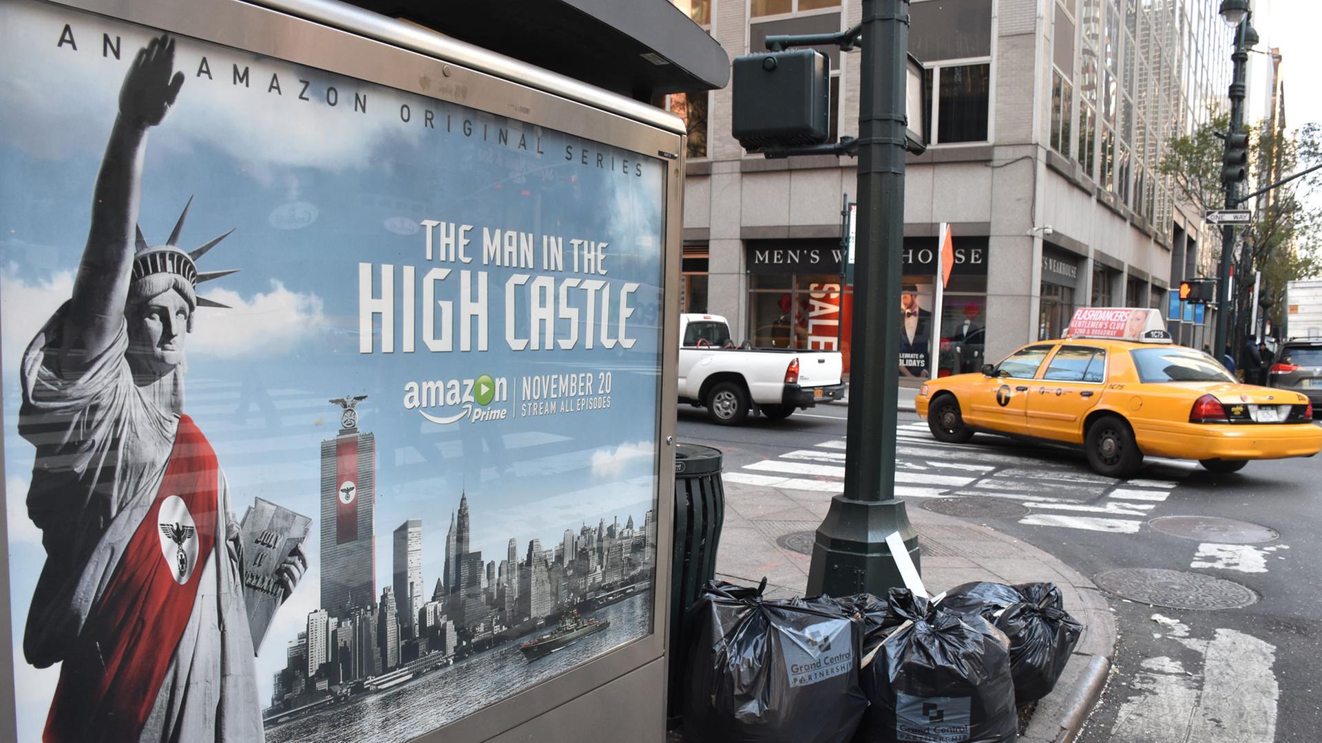 Ein Taxi fährt am 25.11.2015 auf der New Yorker Third Avenue an einem umstrittenen Werbeplakat für die Serie "The Man in the High Castle" vorbei.