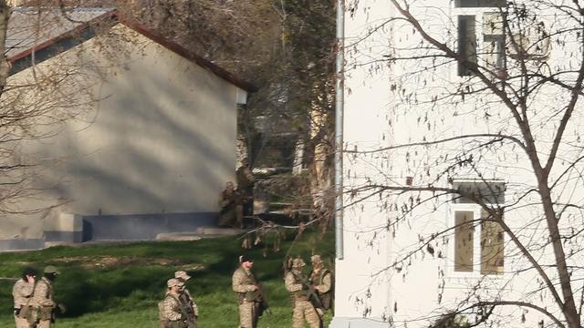 Bewaffnete, mutmaßlich russische Spezialkräfte, stürmten am 22. März 2014 auf das Gelände der ukrainischen Luftwaffenbasis Belbek, feuerten Schüsse in die Luft und hielten ukrainische Soldaten mit ihren Automatikwaffen in Schach.