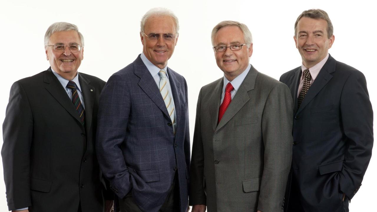 Das Organisations-Präsidium für die WM 2006Vizepräsident Dr. Theo Zwanziger, Präsident Franz Beckenbauer, 1. Vizepräsident Horst R. Schmidt, Vizepräsident Wolfgang Niersbach Das Organisations-Präsidium für die WM 2006Vizepräsident Dr. Theo Zwanziger, Präsident Franz Beckenbauer, 1. Vizepräsident Horst R. Schmidt, Vizepräsident Wolfgang Niersbach