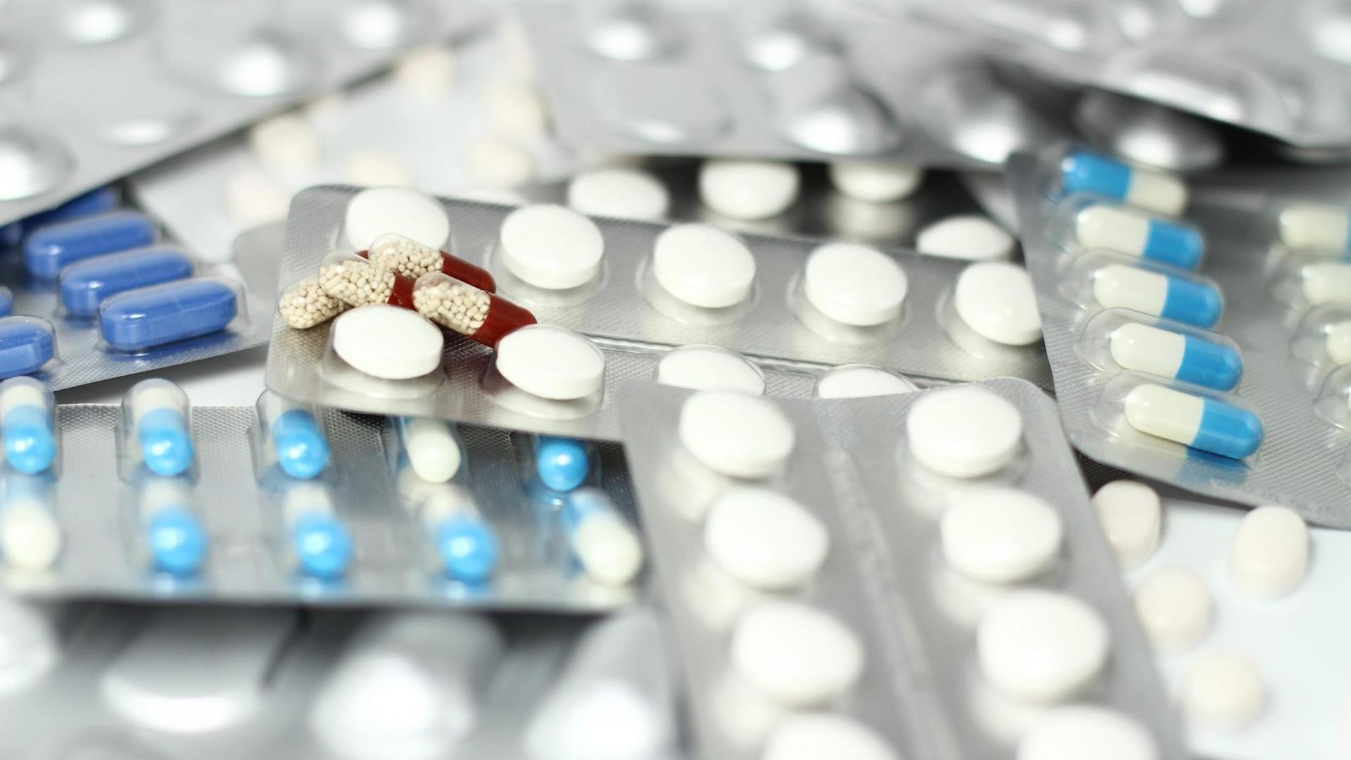 Ein Stapel mit verschiedenen Tabletten Ein Stapel mit verschiedenen Tabletten