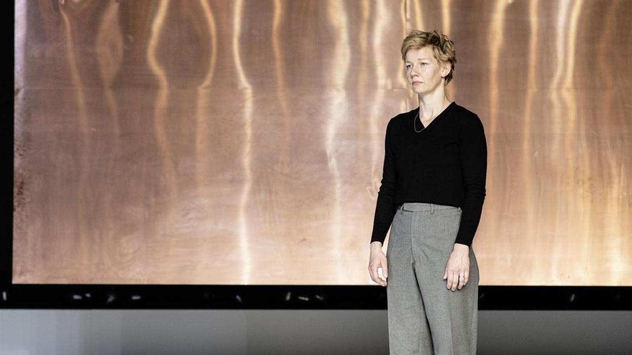 Sandra Hüller als "Hamlet" in der Regie von Johan Simons am Schauspielhaus Bochum. Sandra Hüller als "Hamlet" in der Regie von Johan Simons am Schauspielhaus Bochum.