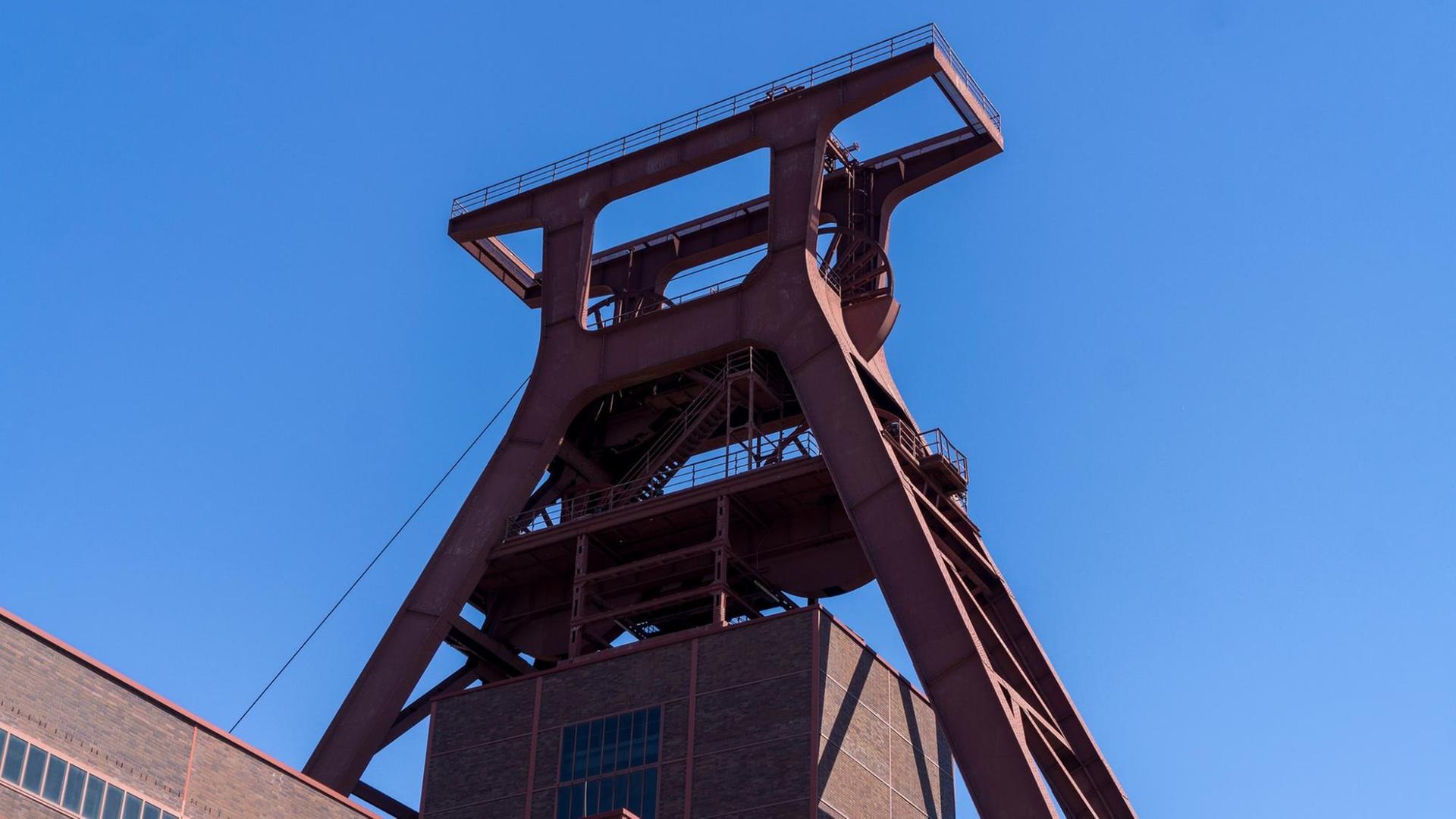 Förderturm im Industriemuseum Zeche Zollverein in Essen Förderturm im Industriemuseum Zeche Zollverein in Essen