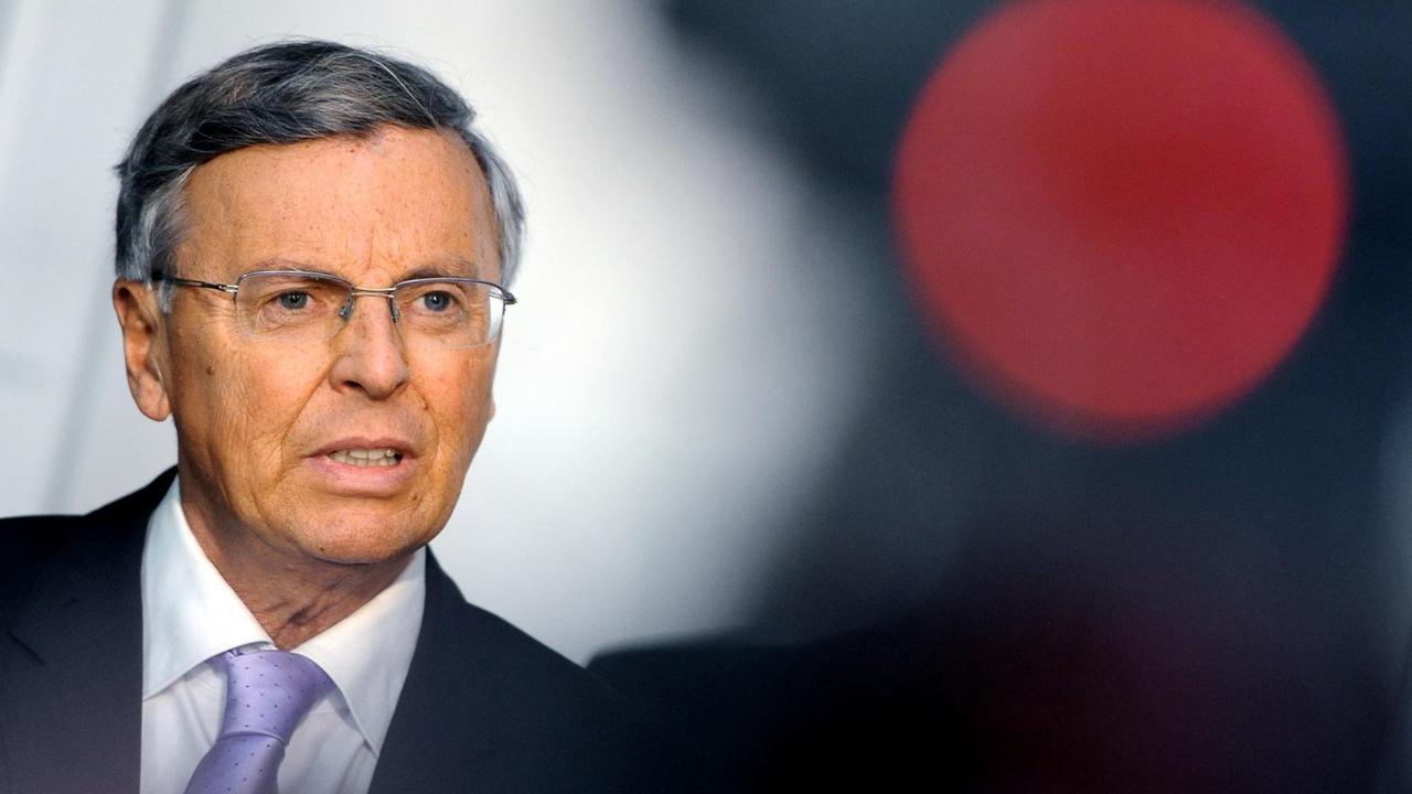 Der Vorsitzende des Innenausschusses, Wolfgang Bosbach (CDU) spricht am 21.02.2014 zu Beginn der Sitzung des Innenausschusses des Deutschen Bundestages in Berlin zu den Journalisten. Der Vorsitzende des Innenausschusses, Wolfgang Bosbach (CDU) spricht am 21.02.2014 zu Beginn der Sitzung des Innenausschusses des Deutschen Bundestages in Berlin zu den Journalisten.