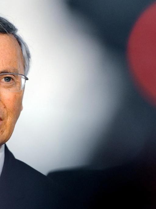 Wolfgang Bosbach spricht in Kameras.