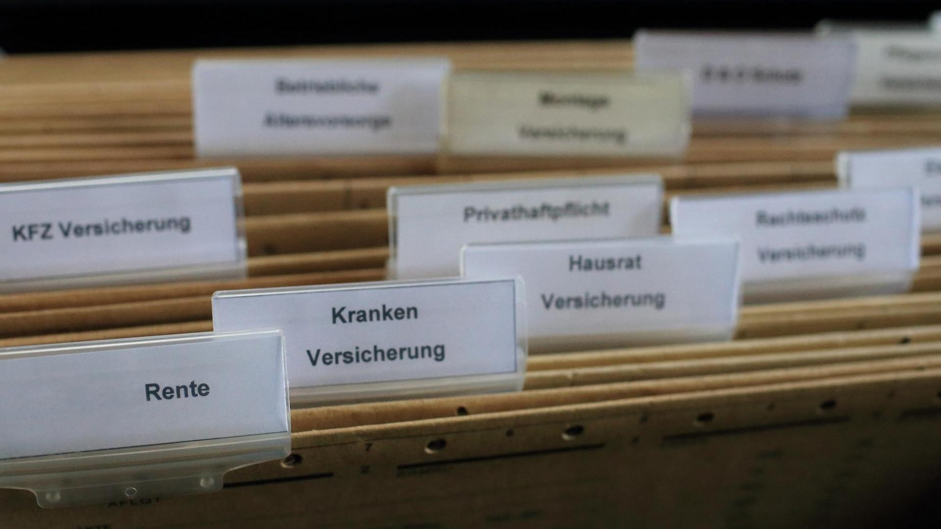 Hängetaschen für private Versicherungsunterlagen mit Stichwörtern, etwa Rente und Krankenversicherung. Hängetaschen für private Versicherungsunterlagen mit Stichwörtern, etwa Rente und Krankenversicherung.
