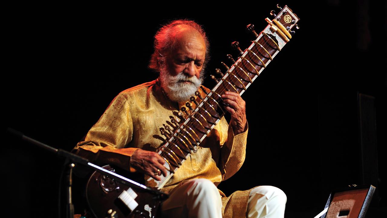Der Sitar-Virtuose Pandit Ravi Shankar während eines Konzerts im indischen Bangalore am 7. Februar 2012 Der Sitar-Virtuose Pandit Ravi Shankar während eines Konzerts im indischen Bangalore am 7. Februar 2012