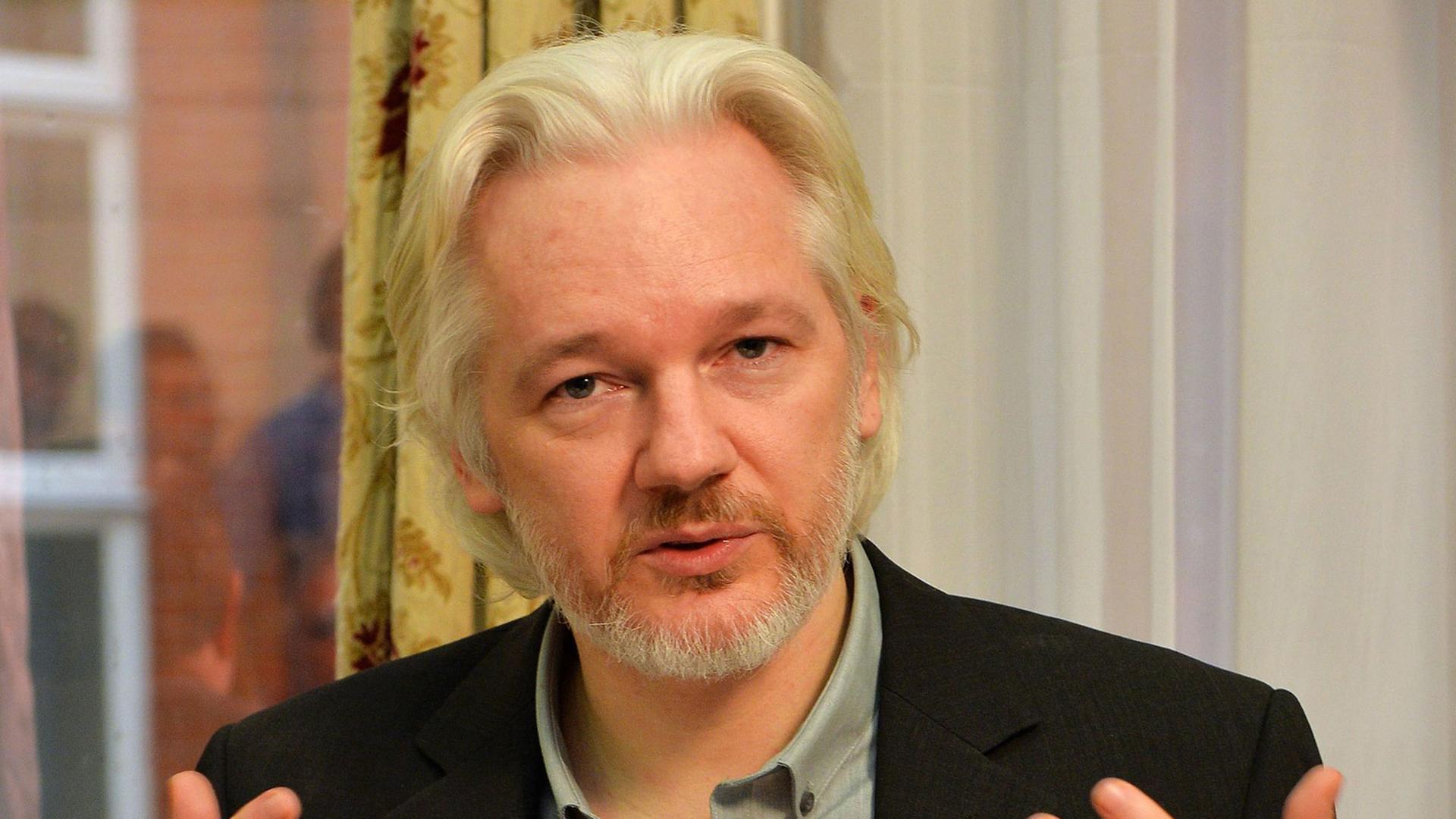 Wikileaks-Gründer Julian Assange wirkt bei seiner Erklärung in der ecuadorianischen Botschaft erschöpft: "Ich werde die Botschaft bald verlassen."