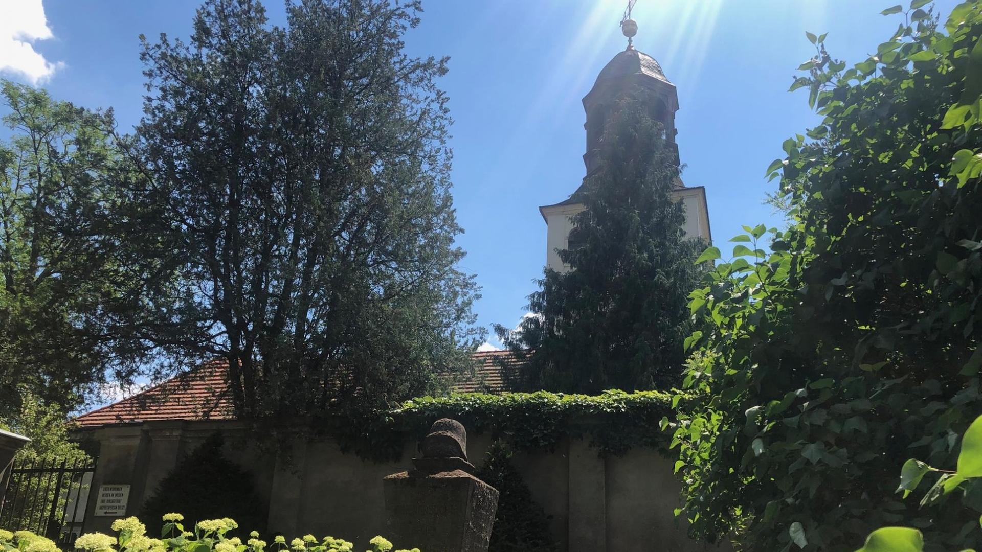 Die alte Dorfkirche von Friedersdorf entstand im 13. Jahrhundert. Das Foto zeigt den Turm der Kirche im Hintergrund. Davor ist ein Gedenkstein zu sehen. Die alte Dorfkirche von Friedersdorf entstand im 13. Jahrhundert. Das Foto zeigt den Turm der Kirche im Hintergrund. Davor ist ein Gedenkstein zu sehen.