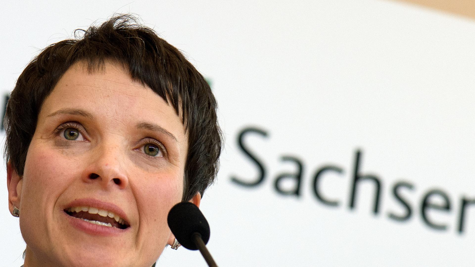 Die Vorsitzende der AfD-Landtagsfraktion in Sachsen, Frauke Petry, bei einer Pressekonferenz im Landtag in Dresden. Die Vorsitzende der AfD-Landtagsfraktion in Sachsen, Frauke Petry, bei einer Pressekonferenz im Landtag in Dresden.