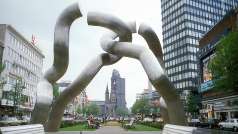 Die Skulptur "Berlin" auf der Tauentzienstraße in West-Berlin im Juni 1986.
