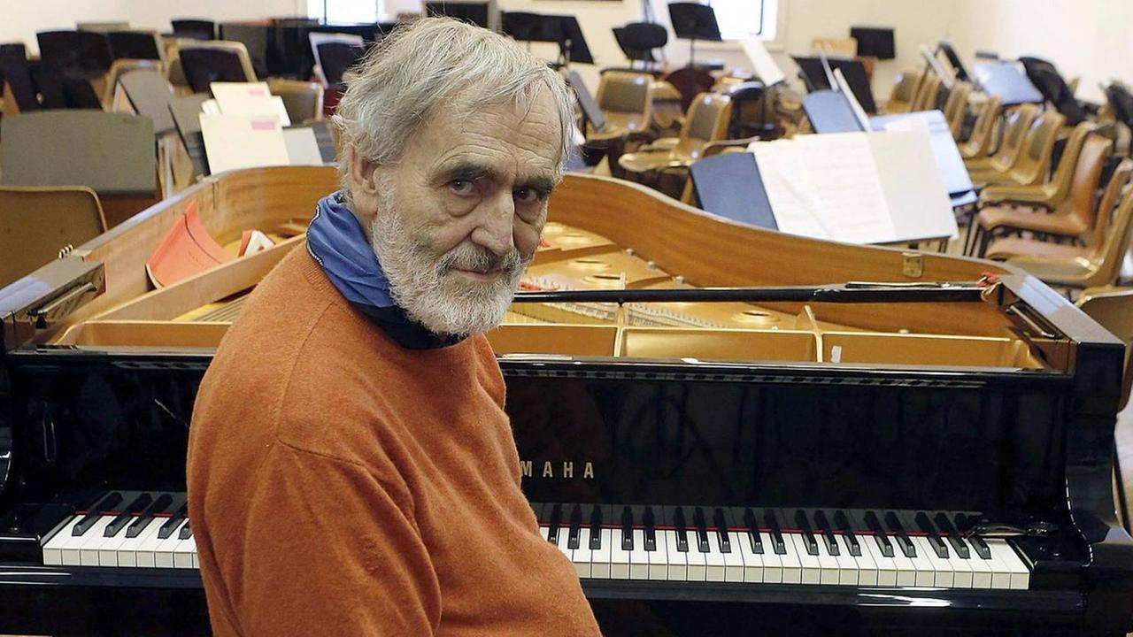 Der deutsche Komponist Helmut Lachenmann am Klavier. Er dreht sich auf dem Klavierhocker um und sieht den Betrachter an, 2016. Der deutsche Komponist Helmut Lachenmann am Klavier. Er dreht sich auf dem Klavierhocker um und sieht den Betrachter an, 2016.