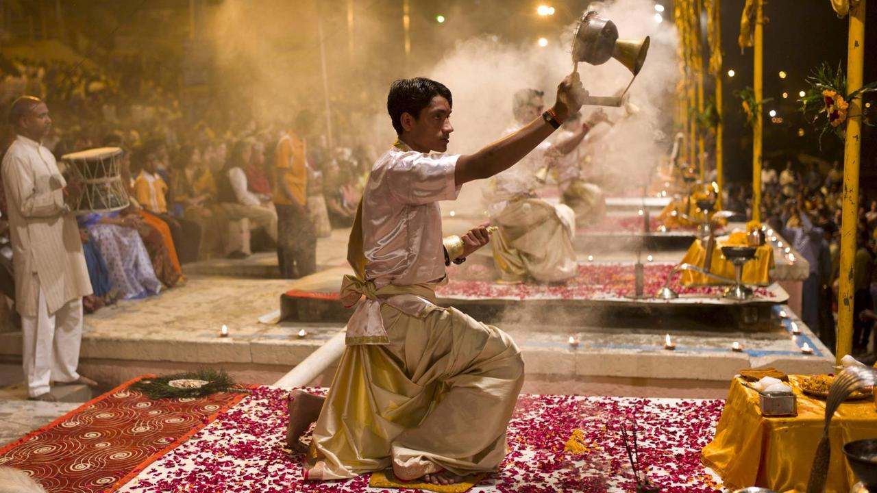 Hindu Priester bei einer Aarti Ritual Zeremonie bei Sonnenuntergang, Varanasi, Indien. Hindu Priester bei einer Aarti Ritual Zeremonie bei Sonnenuntergang, Varanasi, Indien.