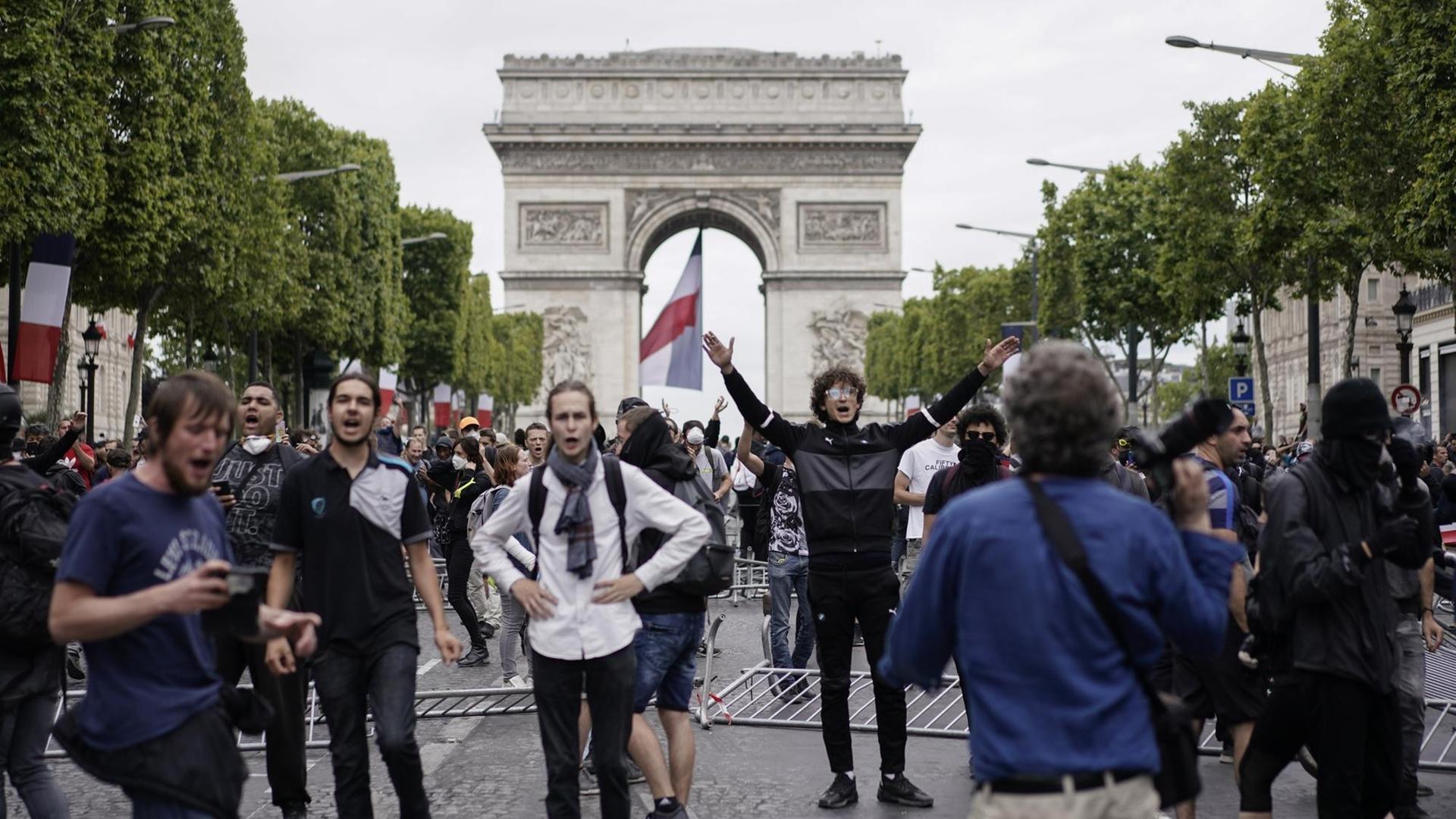 Anhänger der Gelbwesten-Bewegung protestieren nach der Militärparade vor dem Arc de Triomphe in Paris Anhänger der Gelbwesten-Bewegung protestieren nach der Militärparade vor dem Arc de Triomphe in Paris