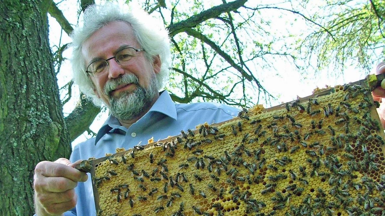 Der Biologe und Hobbyimker Jürgen Tautz. Bild: Alice Natter. Der Biologe und Hobbyimker Jürgen Tautz. Bild: Alice Natter.
