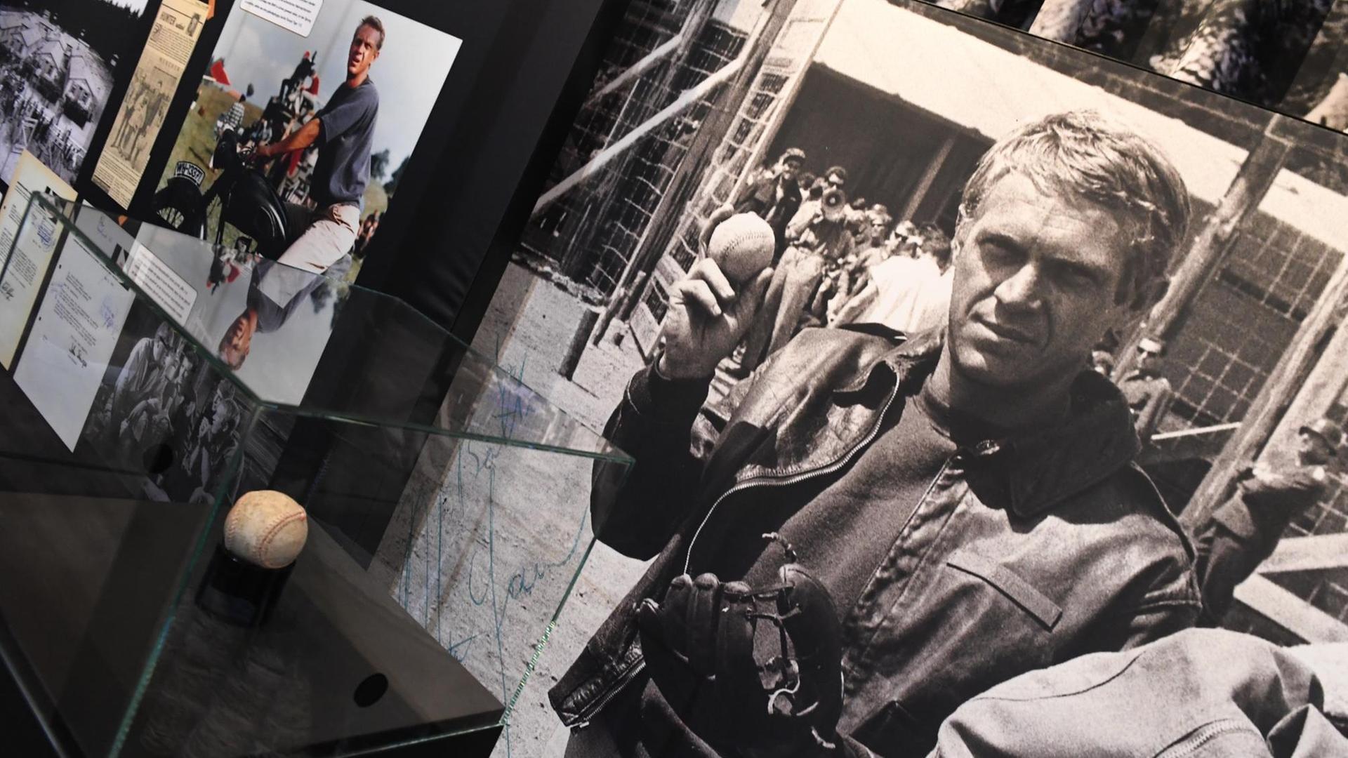 Ein Baseball liegt vor der Eröffnung der Ausstellung "100 Jahre Bavaria Film" in einer Halle der Bavariafilmstadt in der Dekoration zu dem Film "The Great Escape" in einer Vitrine. Die Ausstellung "100 Jahre Bavaria Film" beginnt am 02.03.2019. Ein Baseball liegt vor der Eröffnung der Ausstellung "100 Jahre Bavaria Film" in einer Halle der Bavariafilmstadt in der Dekoration zu dem Film "The Great Escape" in einer Vitrine. Die Ausstellung "100 Jahre Bavaria Film" beginnt am 02.03.2019.
