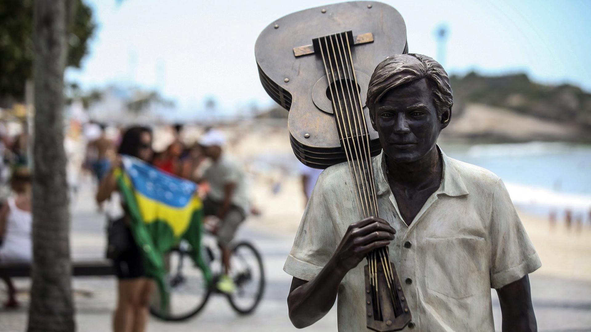 Eine Bronzestatue steht zu Ehren des Bossanova-Komponisten Antonio Carlos Jobim am Strand von Ipanema in Rio de Janeiro. Eine Bronzestatue steht zu Ehren des Bossanova-Komponisten Antonio Carlos Jobim am Strand von Ipanema in Rio de Janeiro.