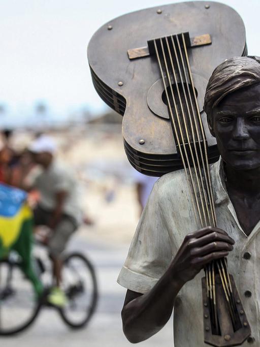 Eine Bronzestatue steht zu Ehren des Bossanova-Komponisten Antonio Carlos Jobim am Strand von Ipanema in Rio de Janeiro.