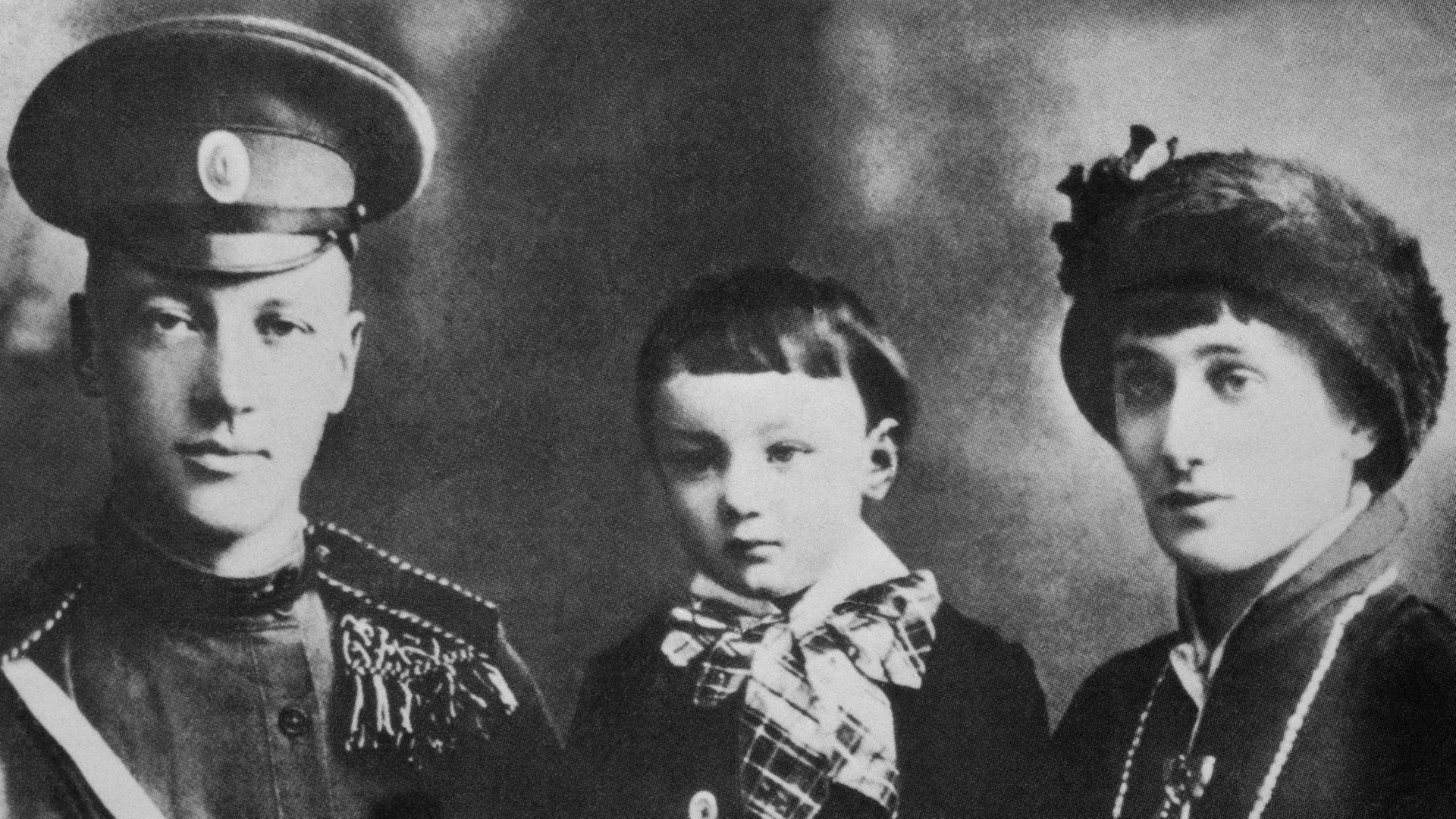 Undatierte schwarz-weiss- Aufnahme der russischen Dichterin Anna Andrejewna Achmatowa mit Mann und Sohn. Undatierte schwarz-weiss- Aufnahme der russischen Dichterin Anna Andrejewna Achmatowa mit Mann und Sohn.