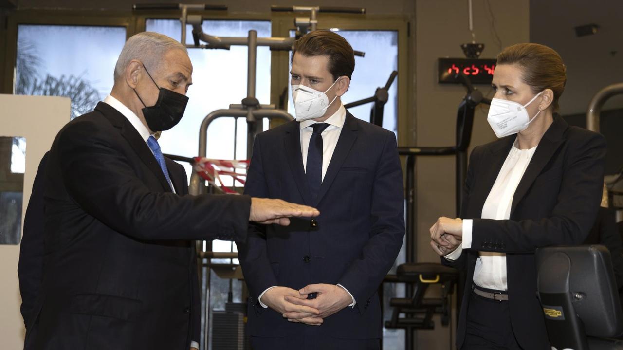 Benjamin Netanjahu (l.), Premierminister von Israel, besucht gemeinsam mit Österreichs Kanzler Sebastian Kurz und der dänischen Ministerpräsidentin Mette Frederiksen ein Fitnessstudio, in dem Besucher mit einem "Green Pass" Sport machen dürfen.