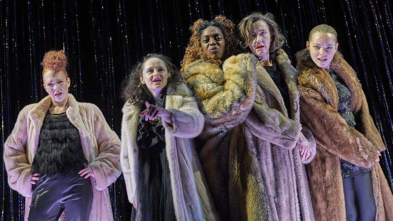 Szenenbild der Inszenierung "THIS IS VENICE" in der Regie von Sebastian Nübling am Wiener Burgtheater mit den Schauspielerinnen Stefanie Dvorak, Maresi Riegner, Stacyian Jackson, Sylvie Rohrer, Marie-Luise Stockinger. Szenenbild der Inszenierung "THIS IS VENICE" in der Regie von Sebastian Nübling am Wiener Burgtheater mit den Schauspielerinnen Stefanie Dvorak, Maresi Riegner, Stacyian Jackson, Sylvie Rohrer, Marie-Luise Stockinger.