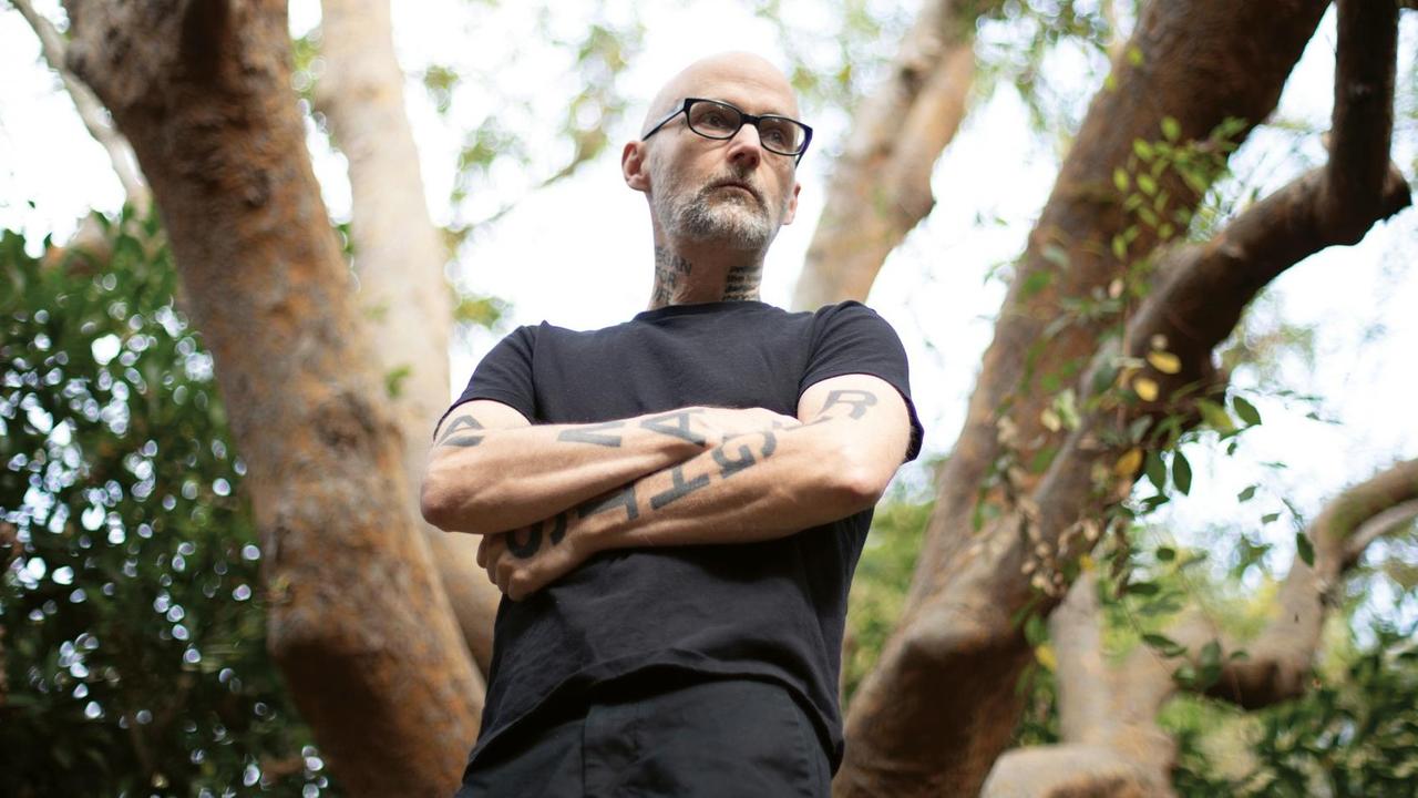 Porträt des Musikers Moby in der Natur vor Bäumen. Porträt des Musikers Moby in der Natur vor Bäumen.