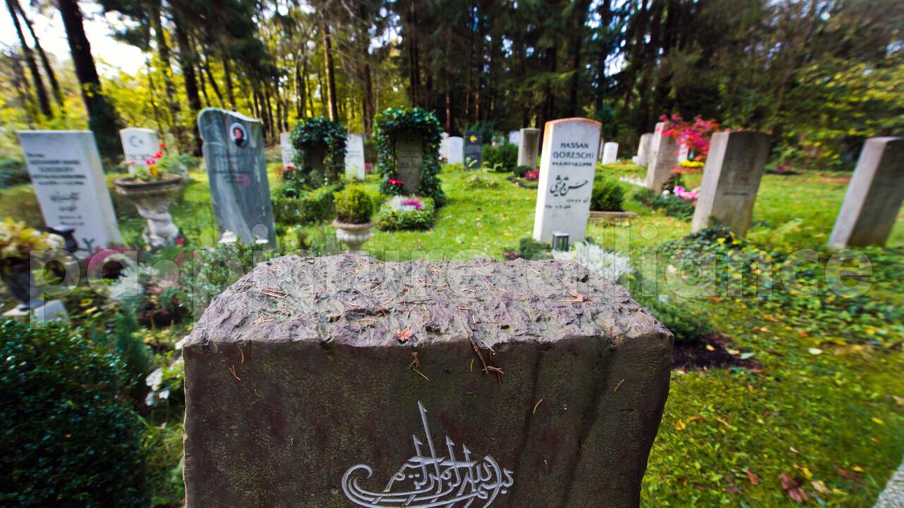 Ein muslimisches Gräberfeld auf dem Münchner Waldfriedhof. Auf diesem Friedhof entstand vor 50 Jahren bayernweit das erste muslimische Grabfeld. Die Gräber unterscheiden sich kaum von christlichen Grabstätten, teils sind sie arabisch beschriftet.
