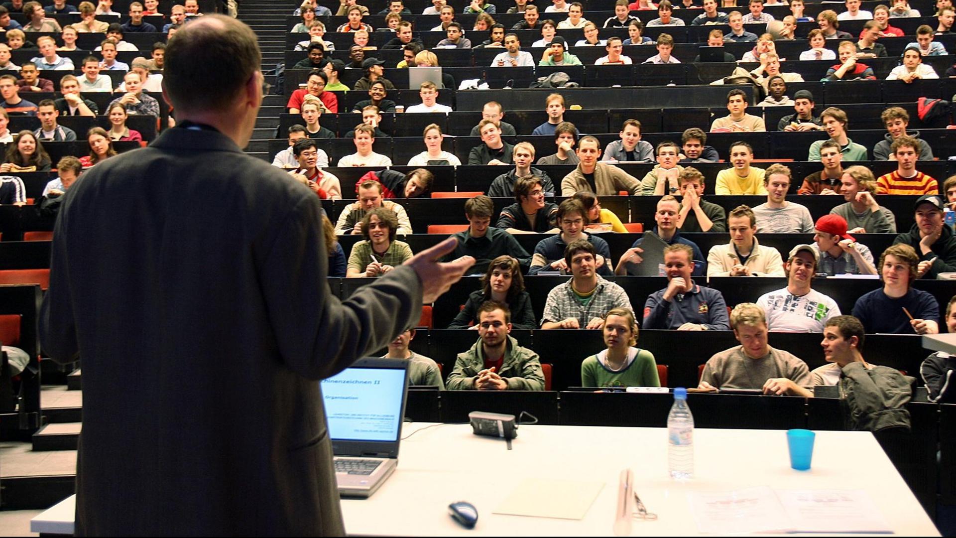 Studenten an der Rheinisch-Westfälischen Technischen Hochschule (RWTH) Aachen verfolgen eine Vorlesung im Fach Maschinenbau. Studenten an der Rheinisch-Westfälischen Technischen Hochschule (RWTH) Aachen verfolgen eine Vorlesung im Fach Maschinenbau.