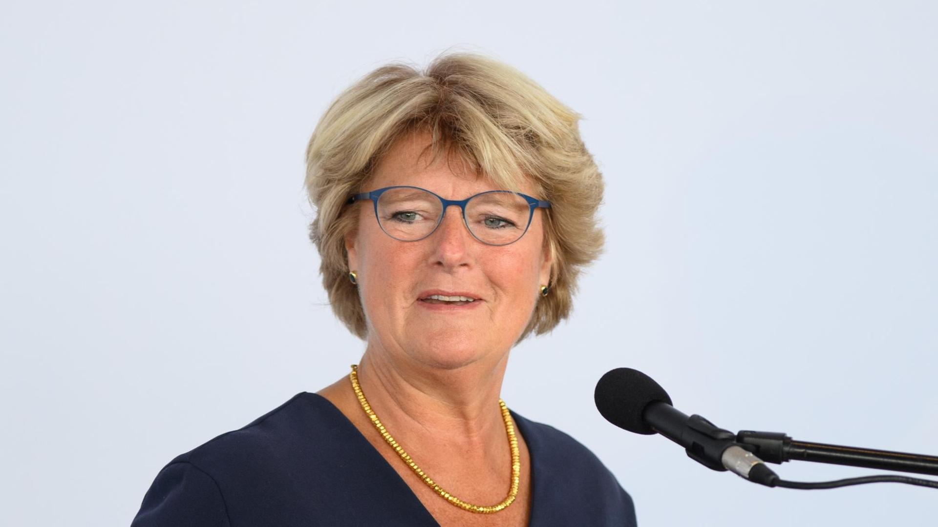 Kulturstaatsministerin Monika Grütters (CDU) am Mikrophon während einer Rede. Kulturstaatsministerin Monika Grütters (CDU) am Mikrophon während einer Rede.
