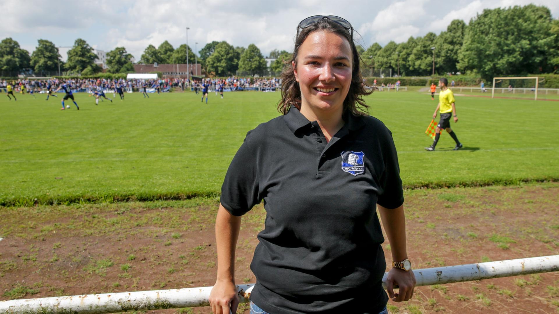 Die Präsidentin des Fußballvereins HFC Falke, Tamara Dwenger, lehnt am 25.07.2015 in Hamburg am Sportplatzring beim ersten Spiel ihrer Mannschaft an der Spielfeldbegrenzung. Nach Umwandlung des Fußball-Bundesligisten Hamburger SV in eine Aktiengesellschaft gründeten Fans den HFC Falke. Die Präsidentin des Fußballvereins HFC Falke, Tamara Dwenger, lehnt am 25.07.2015 in Hamburg am Sportplatzring beim ersten Spiel ihrer Mannschaft an der Spielfeldbegrenzung. Nach Umwandlung des Fußball-Bundesligisten Hamburger SV in eine Aktiengesellschaft gründeten Fans den HFC Falke.