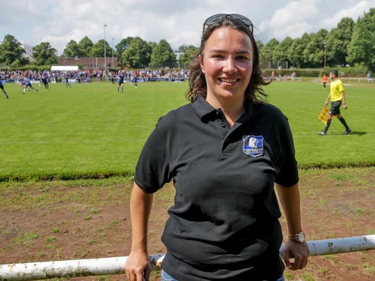 Die Präsidentin des Fußballvereins HFC Falke, Tamara Dwenger, lehnt am 25.07.2015 in Hamburg am Sportplatzring beim ersten Spiel ihrer Mannschaft an der Spielfeldbegrenzung. Nach Umwandlung des Fußball-Bundesligisten Hamburger SV in eine Aktiengesellschaft gründeten Fans den HFC Falke.